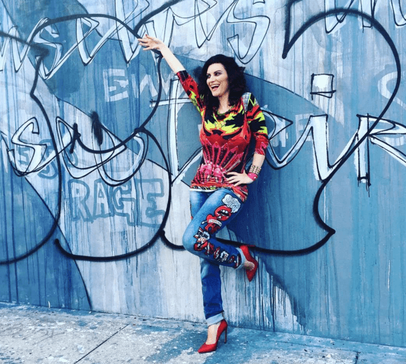 Laura Pausini está a unas horas de presentar el video de su nuevo sencillo 'Enamorada'.