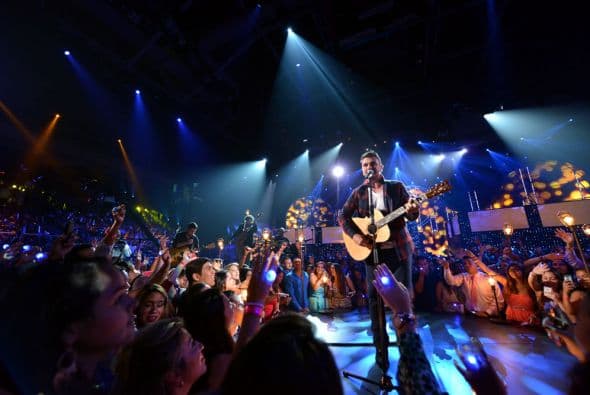 Este bombón presentó nuevo sencillo en estos Premios Juventud.