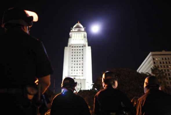 Desde el Downtown en donde se concentraron frente al edificio de la alcaldía. Continúa alerta táctica en Los Ángeles aquí