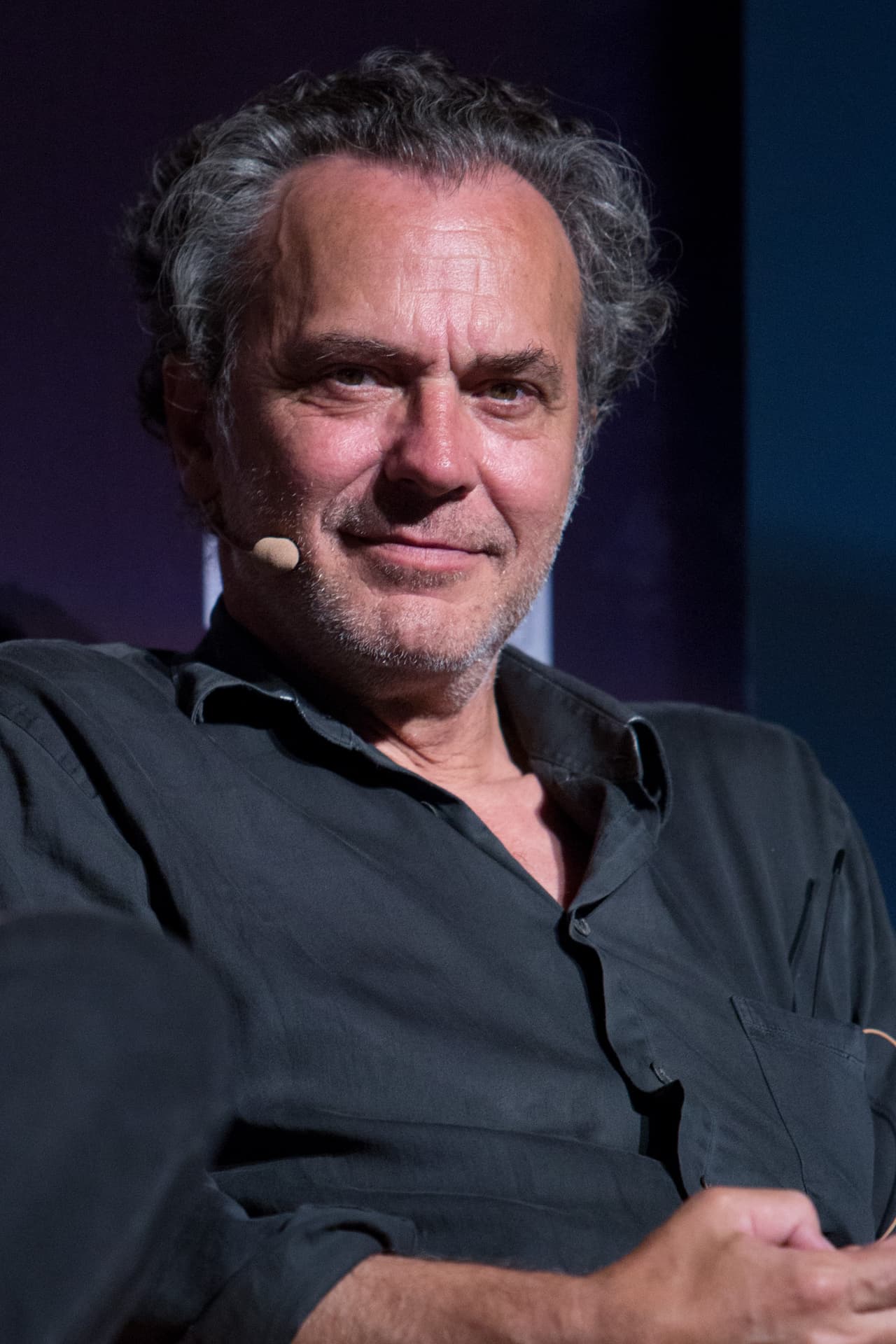 El reconocido actor español, ganador del Premio Goya, llega a la pantalla de UniMás en El Príncipe como el apuesto y veterano policía Fran ¿Dejarías que te capture?