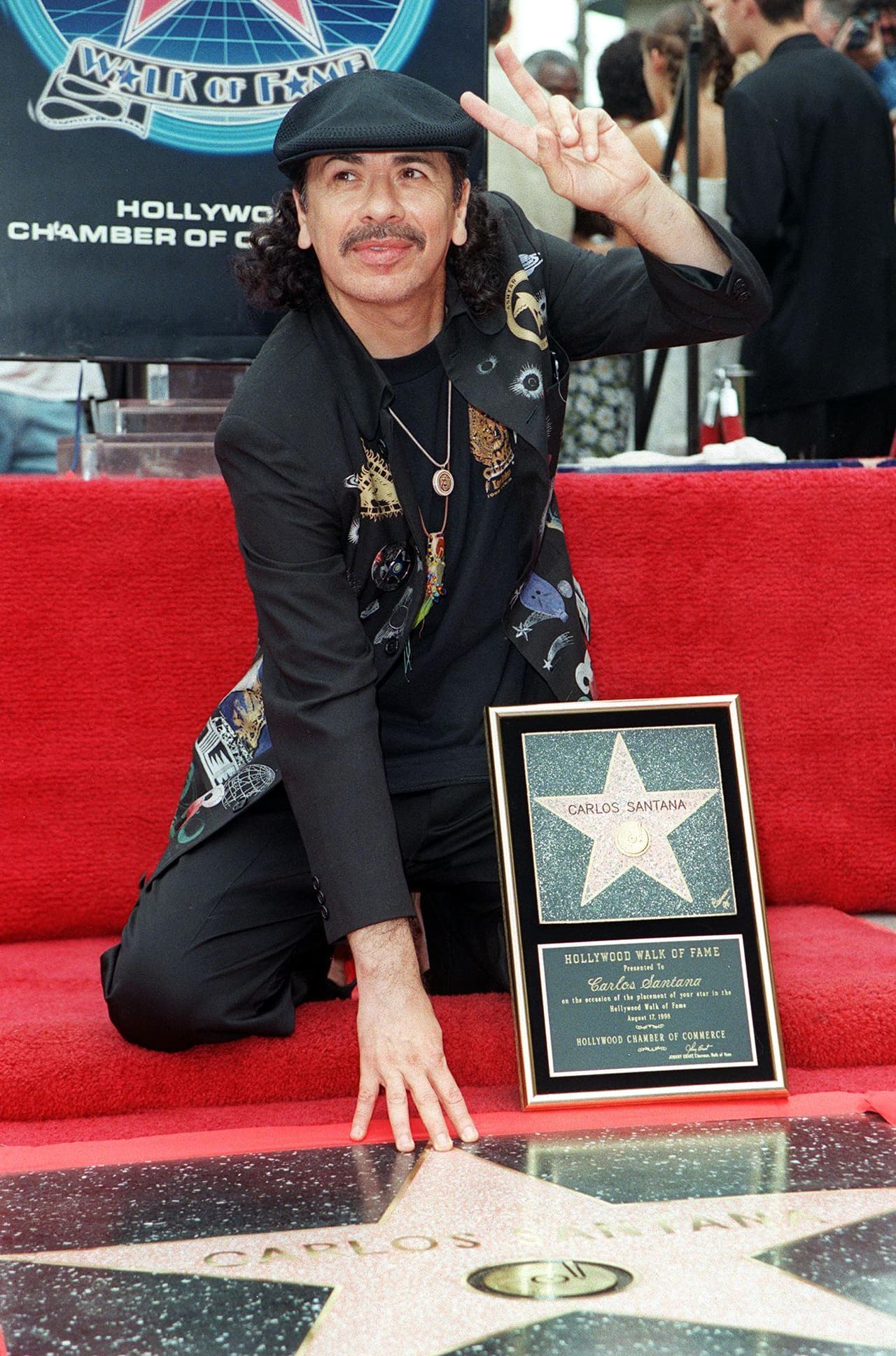 <b>Carlos Santana</b> es responsable de fusionar ritmos de rock con sonidos latinos y en 1998 recibió su estrella.