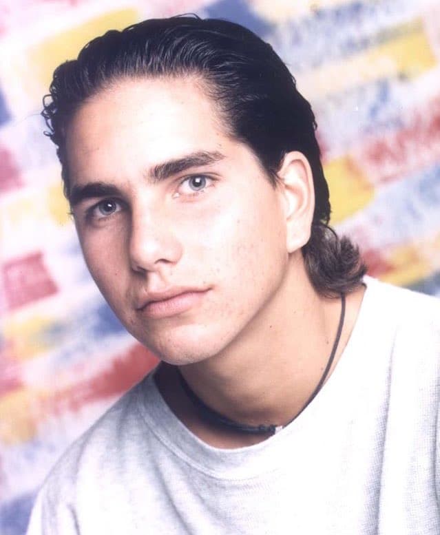 Con esta fotografía recordó su adolescencia y su paso por el Centro de Educación Artística de Televisa, en donde se preparó para ser todo un actor de telenovelas, su aspecto en los años noventa era muy diferente a como lo conocemos hoy en día, aunque esa intensa mirada no ha cambiado para nada.