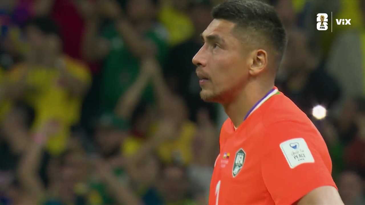¡Uzbekistán estremece el travesaño! Camilo Vargas se estira y el metal lo salva