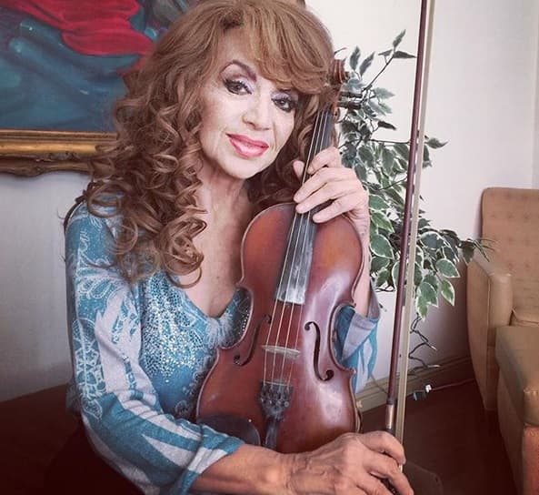 Fue entonces que se dio cuenta que su vida estaba en juego: "Esa parte me producía terror, porque sabía que mi vida estaba en peligro, vivía amenazada por el productor, me decía: '¡El día que me falles,
<b><a href="https://www.univision.com/musica/el-show-de-raul-brindis/olga-breeskin-habla-de-como-juan-gabriel-casi-acabo-con-su-vida-video" target="_blank">date por muerta</a></b>!'".
<br>