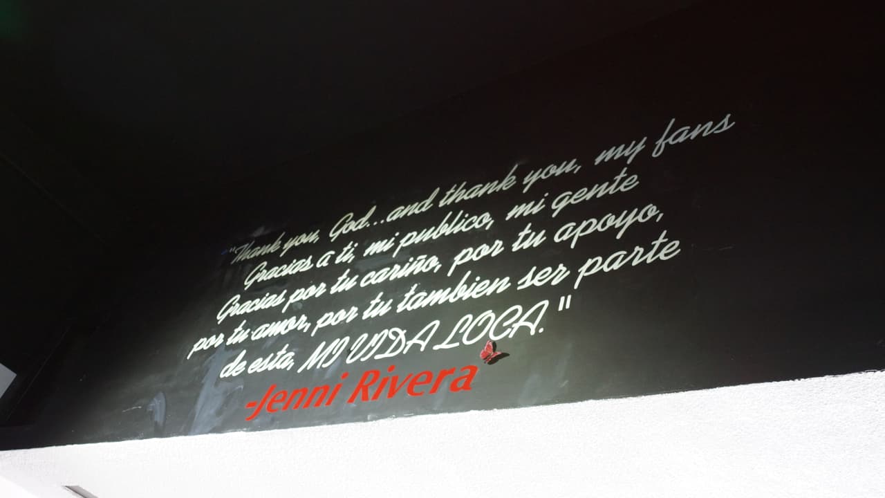 Por todos lados de la boutique se encuentran imágene y mensajes de la querida 'Diva de la banda'.