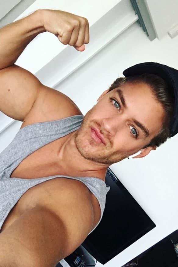 <b><a href="http://www.univision.com/programas/super-momentos-de-novela/polo-morin-pidio-que-respeten-su-vida-privada-y-preferencias-sexuales-fotos">Polo</a></b> ha seguido su carrera exitosamente con papeles juveniles dentro de las telenovelas, podemos verlo cada noche en 
<b><a href="http://www.univision.com/novelas/el-bienamado">'El Bienamado'</a></b> a través de 
<b><a href="http://www.univision.com/unimas">Unimás</a></b>.