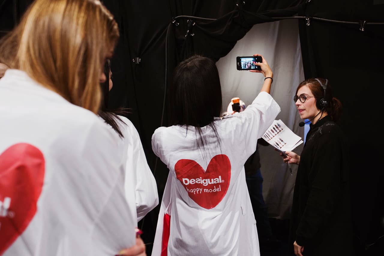 Antes de salir a desfilar una selfie para sus más de 13 mil seguidores, no sin antes recibir una clara instrucción de la directora de pasarela: Una vez llegues caminando al centro ¡tienes que sonreír!