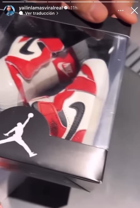En el clip se puede apreciar que uno de los modelos que el intérprete de ‘Secreto’ eligió fue el Jordan 1 Retro ‘Lost and Found’ Baby Crib Bootie, de Nike.
<br>