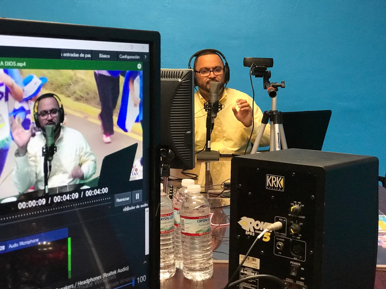 Luis Galeano es uno de los más de 50 periodistas que se vieron obligados a salir del país. Ahora transmite su programa de radio desde Miami.