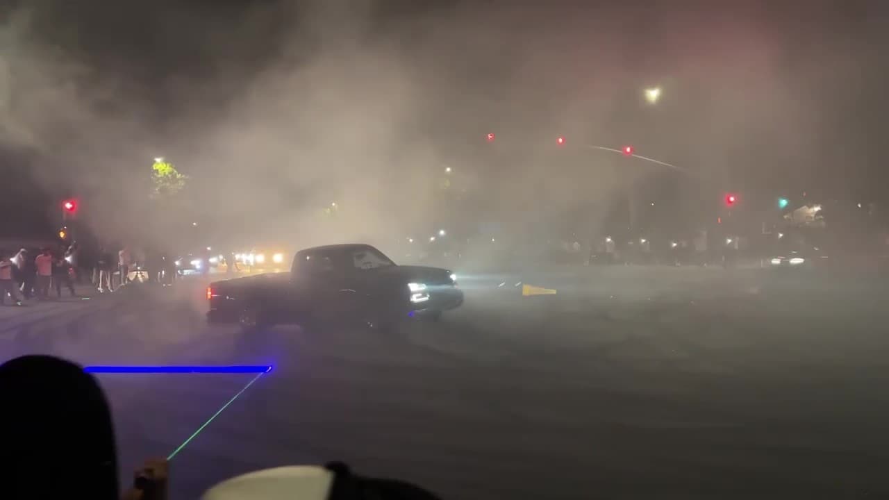 En los "sideshows" hasta participaron camionetas que quemaron llanta a todo lo que podían.