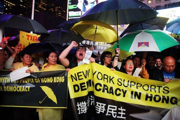 Times Square se cubrió de paraguas de cientos de personas que apoyan las manifestaciones que desde la semana pasada tienen lugar en Hong Kong. Los neoyorkinos bajo el grito “Permanece fuerte Hong Kong” se unieron a la llamada “Revolución de los paraguas”, que busca un “voto libre universal” que termine con el control del gobierno de Pekin sobre las elecciones. Las sombrillas son un símbolo; ya que estas han sido utilizadas por manifestantes para protegerse del gas pimienta de la policía.