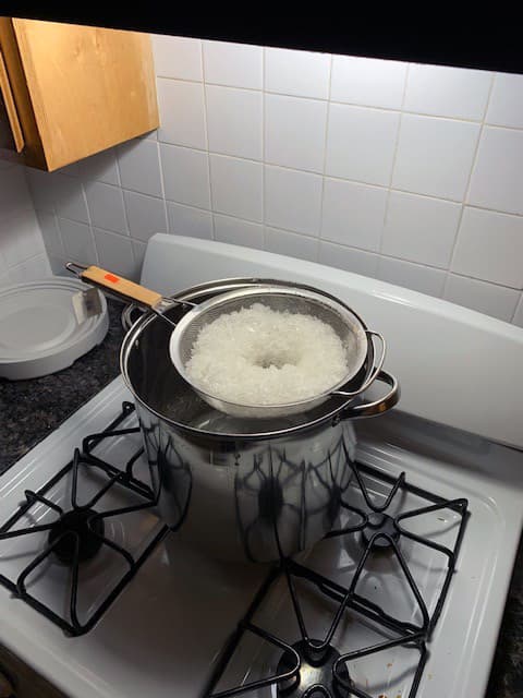 Los hombres fueron identificados como Inoel Acosta, Luis Reyes y Angel Zepeda, quien es el superintendente del edificio. Todos han sido acusados de varios cargos criminales.