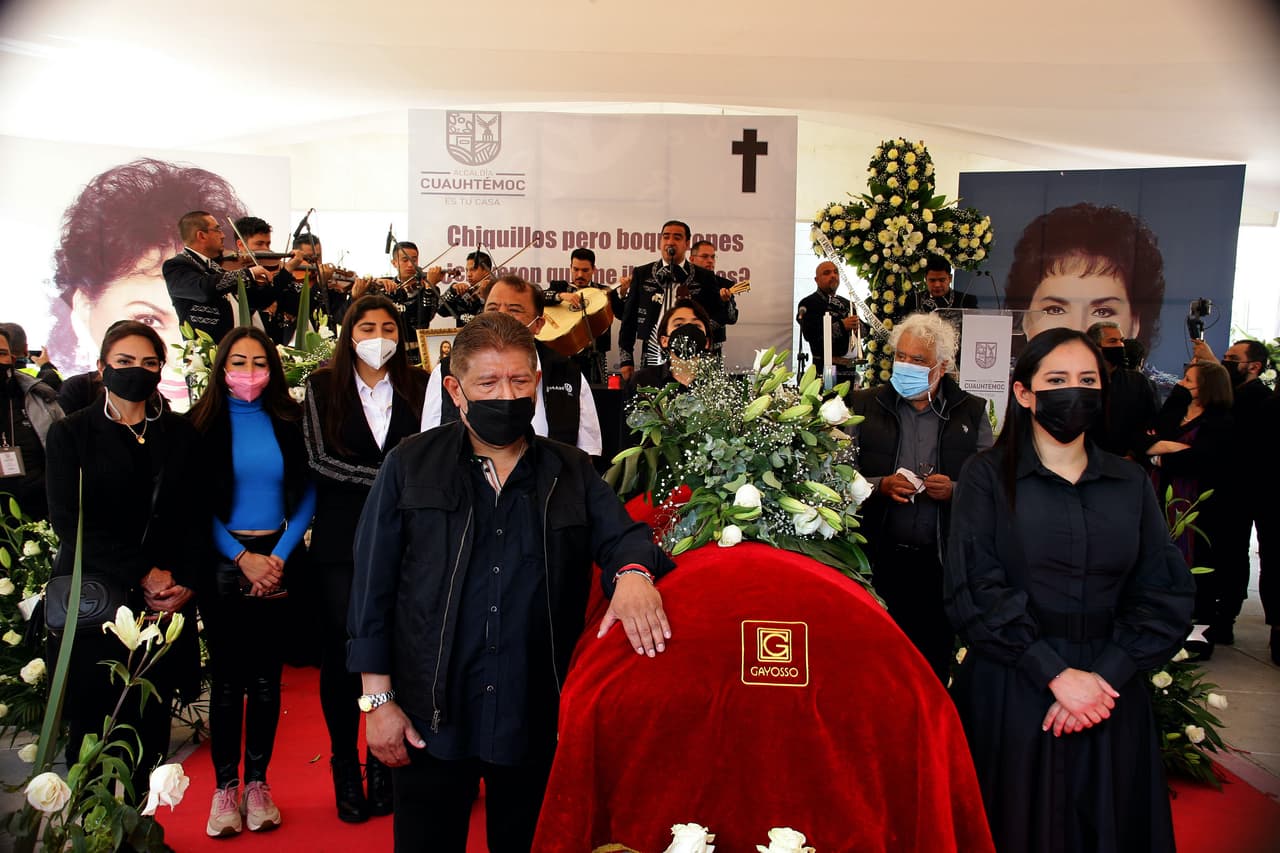 Juan Osorio, quien organizó el homenaje, estuvo junto al féretro. De acuerdo con declaraciones del productor a la prensa, reveló que la actriz lo apoyó cuando atravesó por la pérdida de su padre, al igual cuando su hijo Emilio Osorio padeció covid-19.