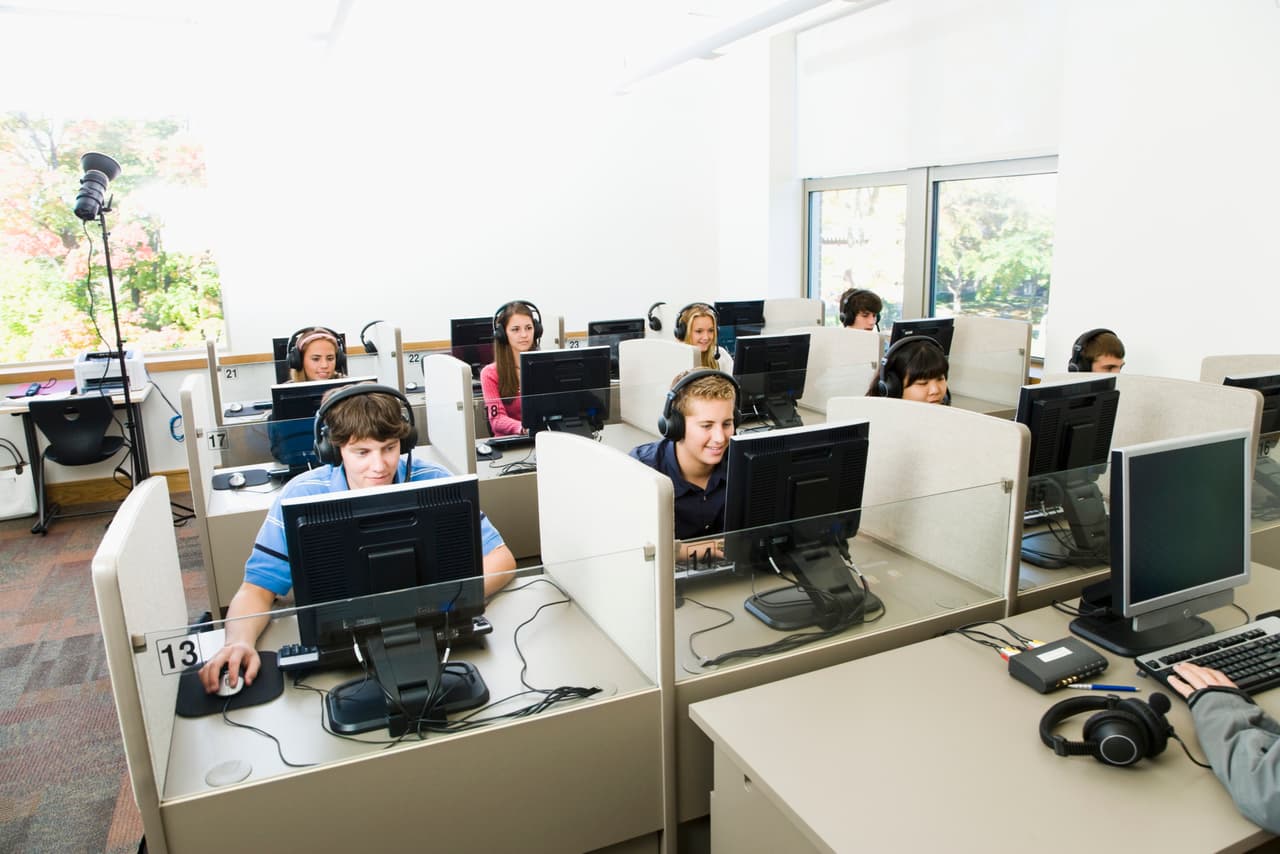 Por eso no es anormal ver a jóvenes teléfono en mano en los institutos, chateando, texteando e investigando.