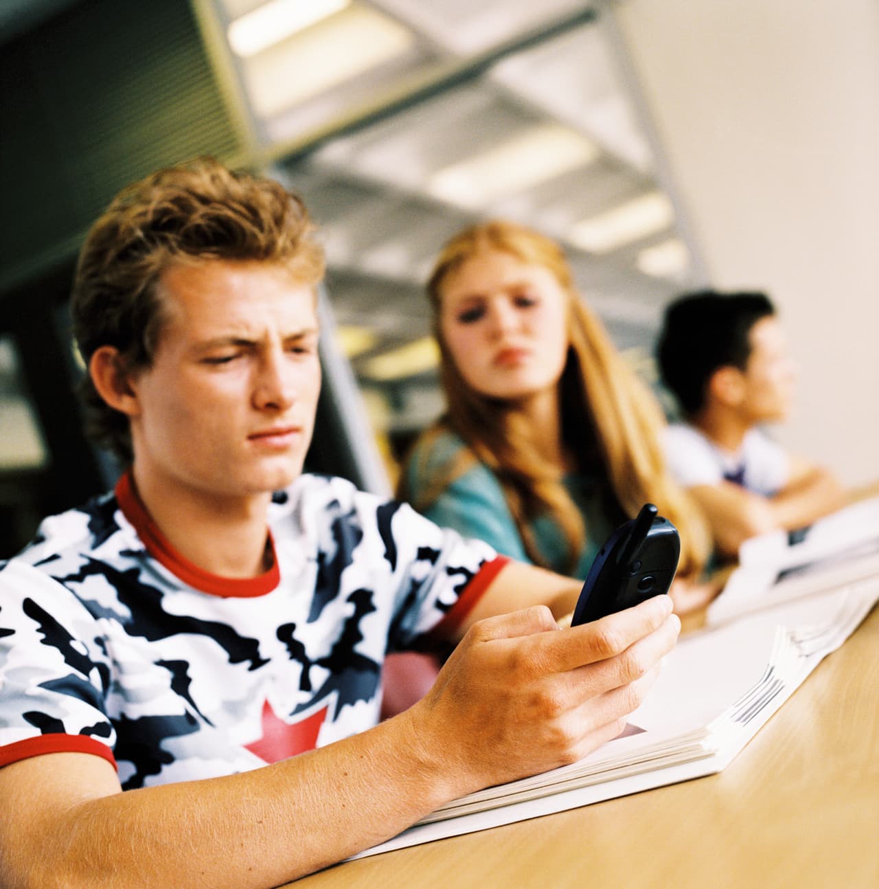 Más aún: la tecnología puede usarse a escondidas bajo el escritorio, interrumpen la clase con el sonido y pueden hacer trampa en pruebas.