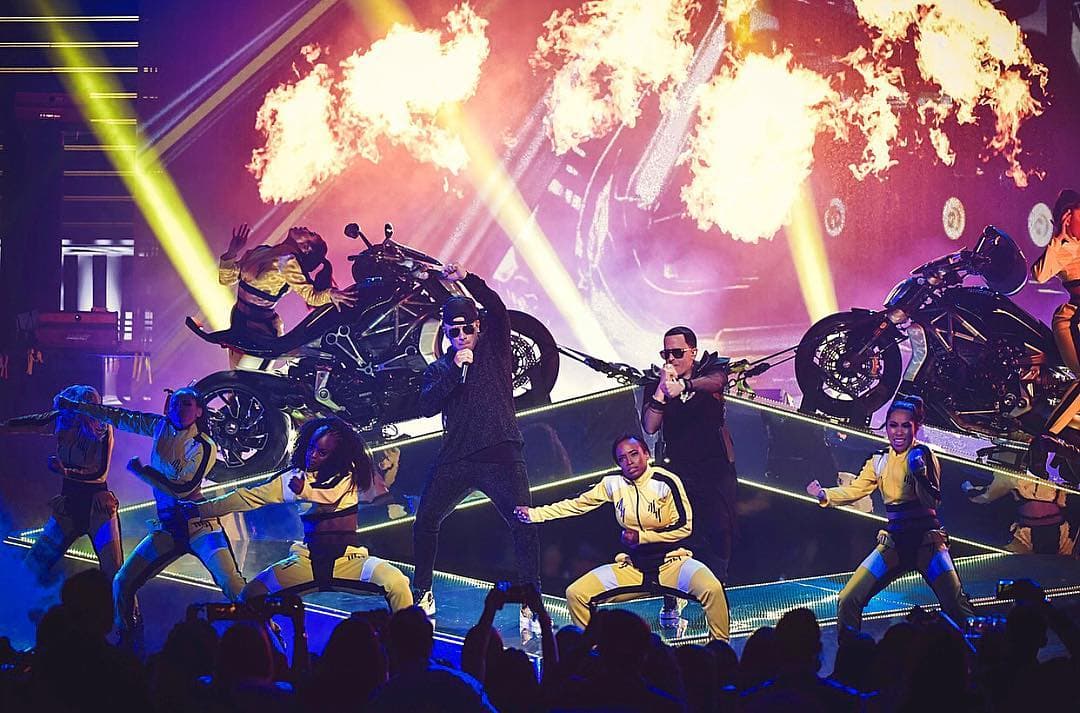 El reencuentro de Wisin y Yandel, se vivió en el escenario de la 
<b>30ma entrega de Premio Lo Nuestro 2018 </b> en un momento emotivo y espectacular, no solo para los seguidores del reageton, sino también para los amantes de la velocidad. Los cantantes aparecieron junto a dos motocicletas Ducati XDiavel.