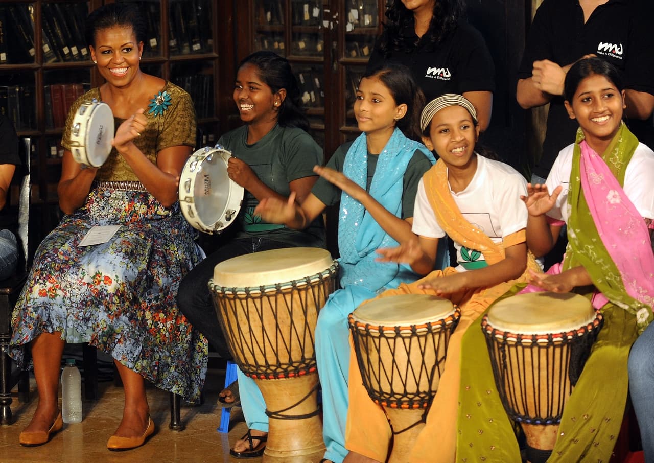 En la Universidad de Mumbai Michelle se se interesó por la ONG Make a difference, una organización que trata de garantizar los recursos para los niños más pobres que viven en orfanatos y refugios.