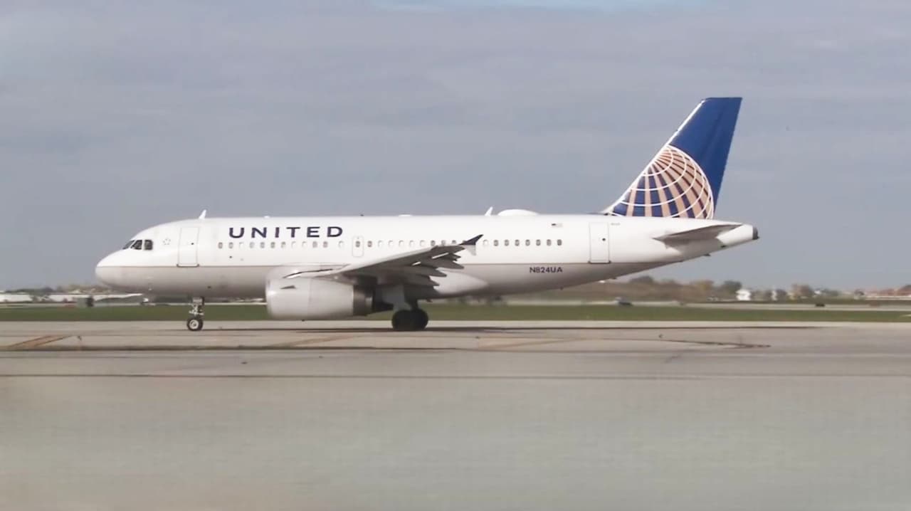United Airlines informa a los usuarios sobre el aumento de tarifas, ¿A qué atribuyen esta decisión?