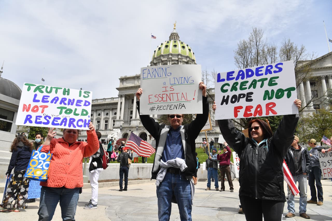 La gente participa en una manifestación de "reapertura" en Pensilvania el 20 de abril de 2020 en Harrisburg. - Cientos han protestado en ciudades de todo Estados Unidos contra los cierres relacionados con el coronavirus, con el aliento del presidente Donald Trump, a medida que aumenta el resentimiento contra el costo económico paralizante del encierro.