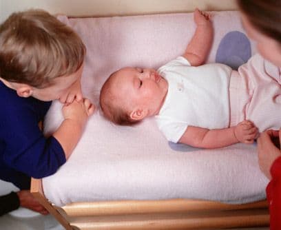 Roséola: Este virus es muy contagioso en niños. Y es aún más usual en los menores de 2 años. Se contagia cuando el niño inhala o tiene contacto con gotas o saliva de otro pequeño enfermo. Por esto es muy difícil controlar el contagio. Síntomas: fiebre muy alta, falta de apetito, diarrea pero leve, dolor en la garganta, ganglios inflamados y malestar durante una semana.