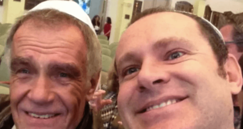 En la entrevista mencionó por qué se sintió diferente al practicar la religión judía y cómo su padre lo instruía en el tema.