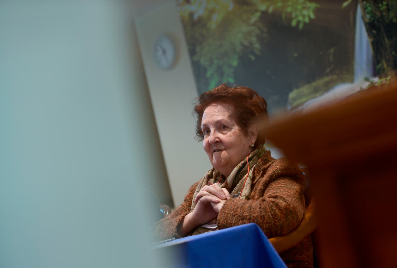 A patient affected by Alzheimer's disease attends a special therapeutic session in Madrid on November 28, 2017. / AFP PHOTO / PIERRE-PHILIPPE MARCOU (Photo credit should read PIERRE-PHILIPPE MARCOU/AFP/Getty Images)