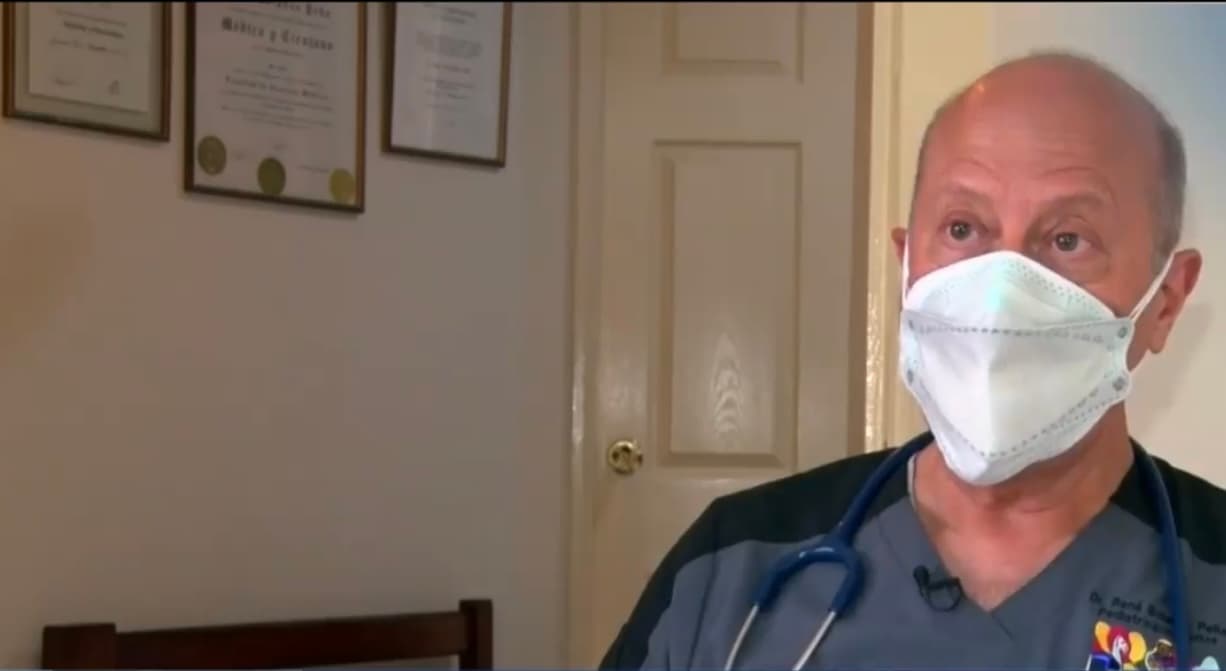 “El corazón de ella está desplazado hacia la derecha por la parte exterior,
<b> por lo que no tiene el cierre normal de la caja torácica”</b>, recuerda el doctor René Bolaños.
<br>