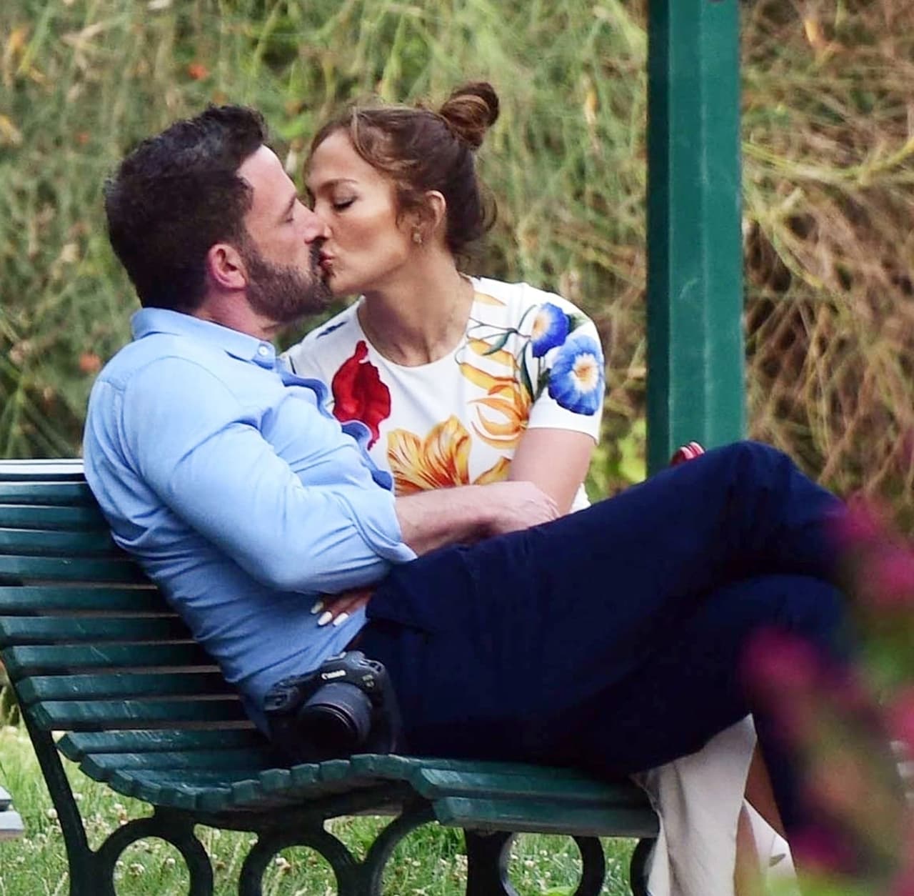 Si bien ha sido objeto de burlas, presuntamente el protagonista de 
<a href="https://www.vix.com/es-es/detail/video-4197210?utm_medium=internal_referral&utm_source=univision&utm_campaign=breaking_news&utm_content=ed_entertainment&utm_term=slideshow" target="_blank">Going All The Way, película que puedes ver aquí en ViX</a>, la pasó muy bien junto a Jennifer en la llamada ‘Ciudad del amor’. 
<br>