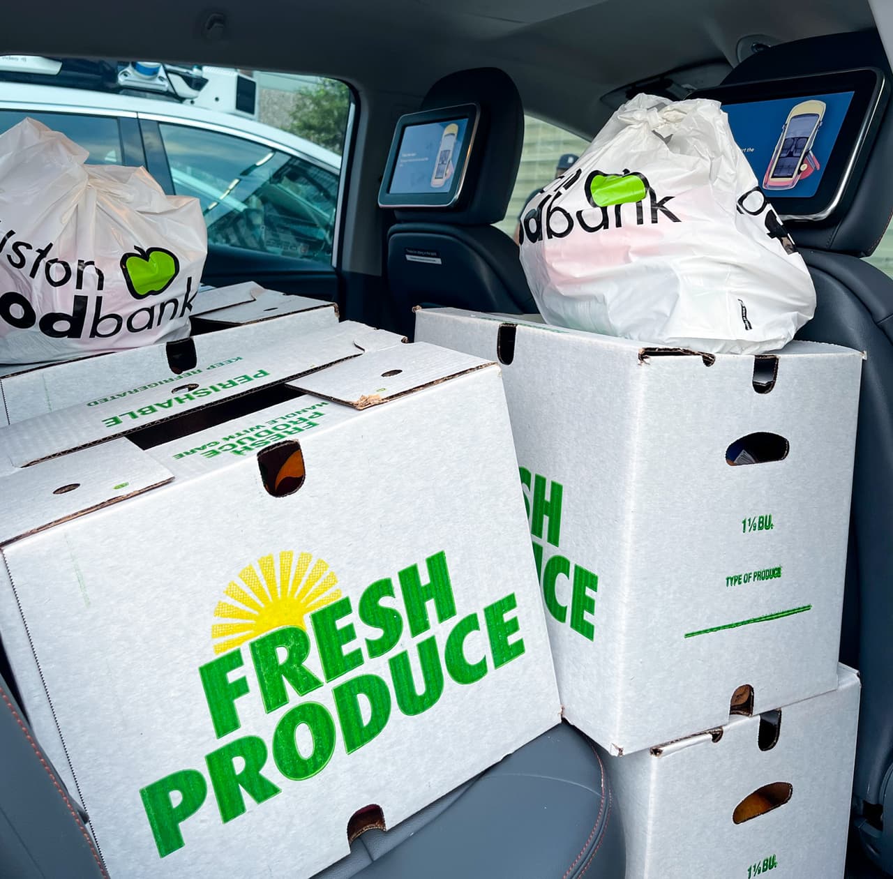 Este programa también evaluará el impacto de una prescripción alimentaria integral. Mientras están inscritos en Food Rx, 
<b>los vecinos reciben alimentos adaptados a su estado de salud subyacente cuando son remitidos por un socio sanitario designado o cuando se comprometen a participar en un programa de salud comunitario que mejora su salud y bienestar.</b>