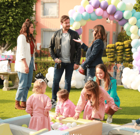 El cumpleaños también fue motivo de celebración de amigos y familiares, que aprovecharon la ocasión para ver a la actriz antes de que
<b><a href="https://www.univision.com/famosos/claudia-alvarez-fue-cuestionada-por-traer-mas-hijos-a-un-mundo-sin-futuro-y-su-respuesta-lo-dice-todo-video" target="_blank"> dé a luz por segunda vez. </a></b>