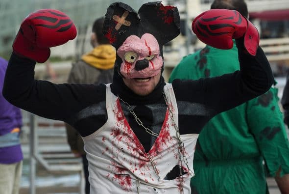 La Plaza San Marcos atrajo a cientos de miles de turistas de todo el mundo, quienes presenciaban asombrados a decenas de jóvenes disfrazados de muertos vivientes que causaron asombro y diversión en transeúntes.