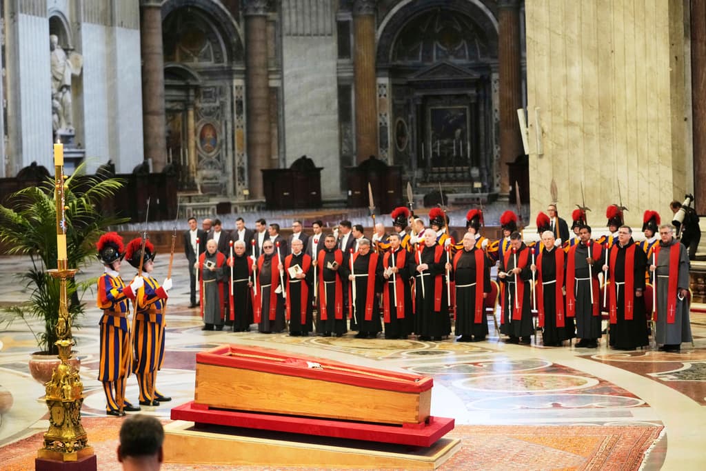 El féretro del papa Francisco en el Altar de las Confesiones de la Basílica de San Pedro.