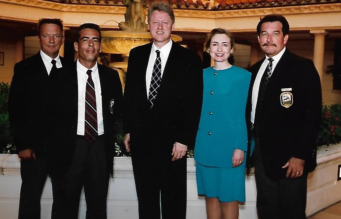 Foto de Joe Cervera (segundo a la izquierda) con el expresidente Bill Clinton y Hillary Clinton en Fisher Island en 1994.