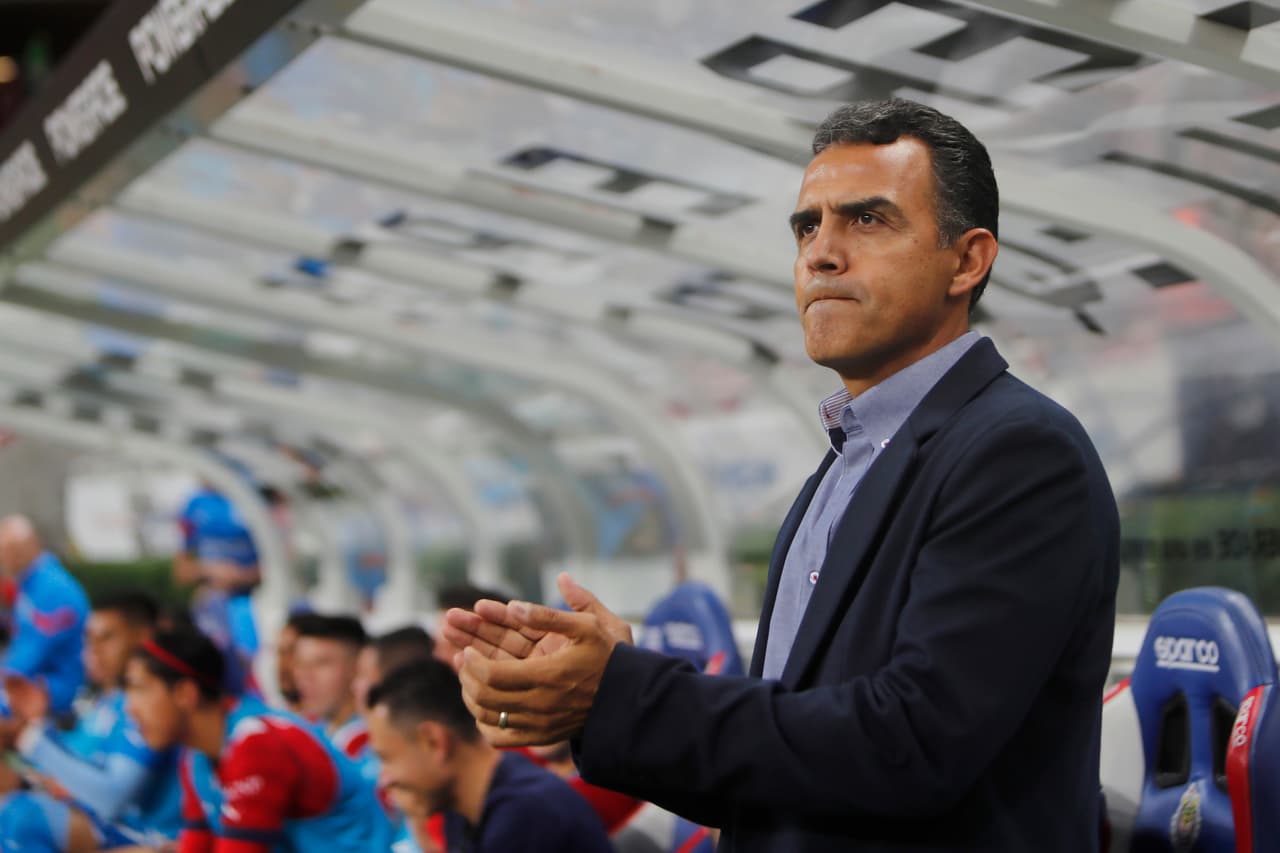 Chivas sigue sin ganar en el Apertura 2022 y ahora fue víctima de un arbitraje muy polémico y con el VAR que de poco ayudó a un partido que terminó con 10 hombres y ante un León que tampoco supo competir en los últimos minutos.