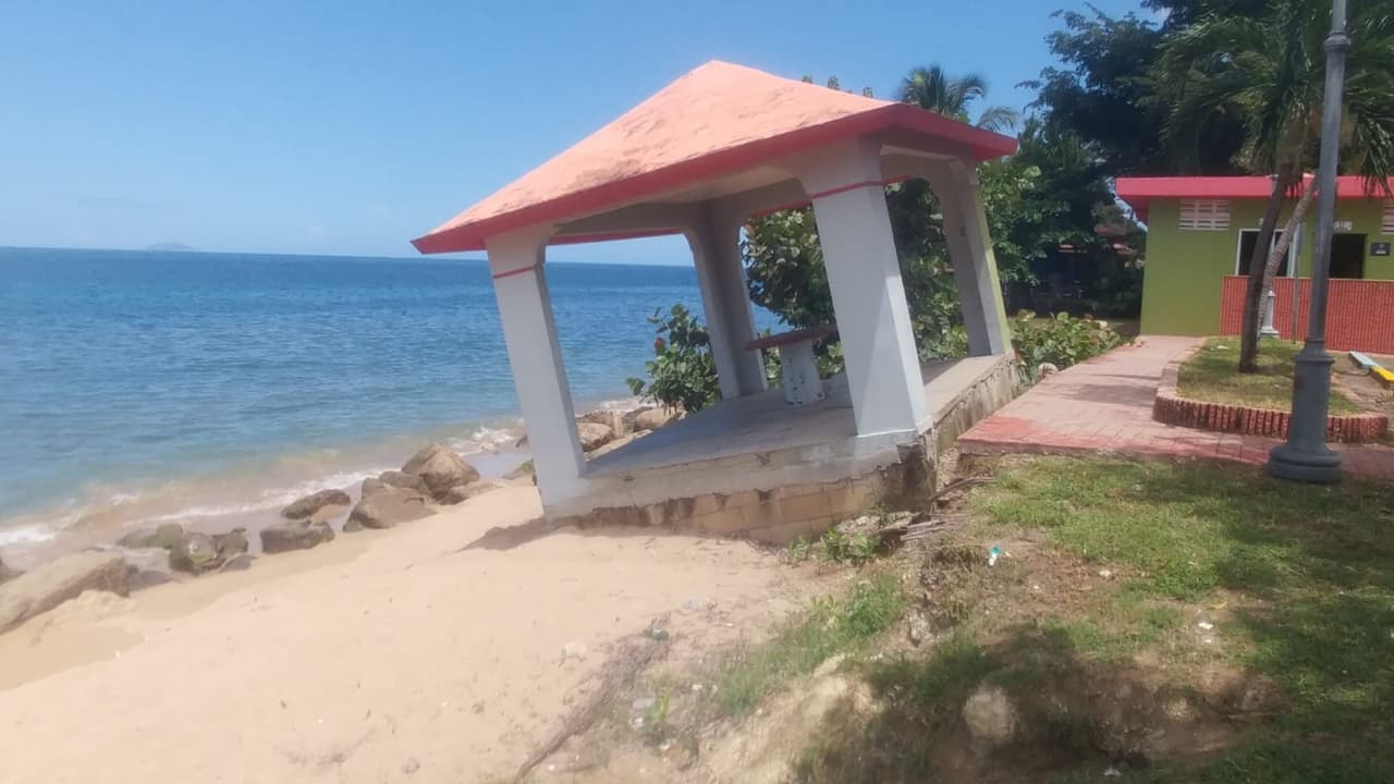 La erosión costera ha provocado el deslizamiento de estructuras cercanas a la costa de Rincón.