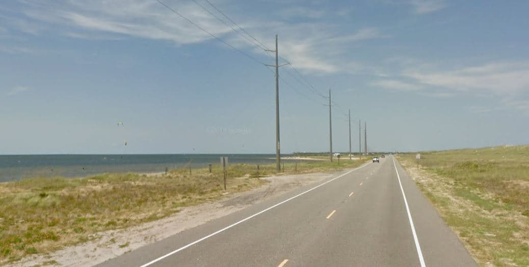 <b>Hatteras Island. </b>Esta impresionante ruta costera en bicicleta de 25 millas corre a lo largo de la autopista 12 de Carolina del Norte, la única carretera principal en la tranquila isla de Hatteras. "Mayor" es un término relativo aquí, sin embargo, gran parte del viaje no es interrumpido por una sola casa, valla publicitaria o tienda de conveniencia. En cambio, verá el océano a un lado y el Pamlico Sound al otro.
<b> </b>