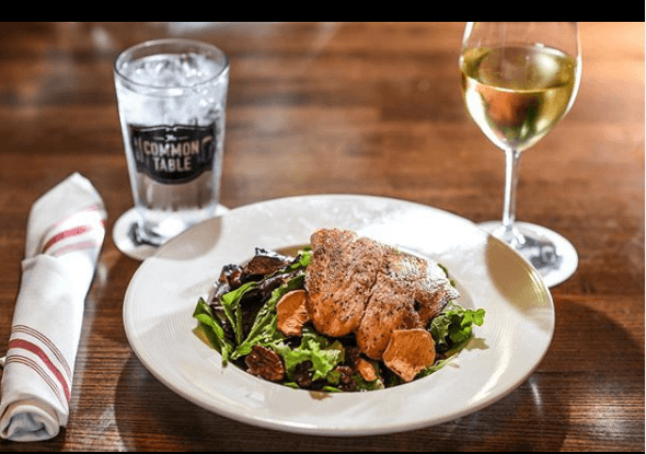 <b>The Common Table </b>dejará de servir sus cervezas artesanales y sus platillos originales, como su ensalada de pollo a la barbacoa y con chipotle a partir del 26 de enero.