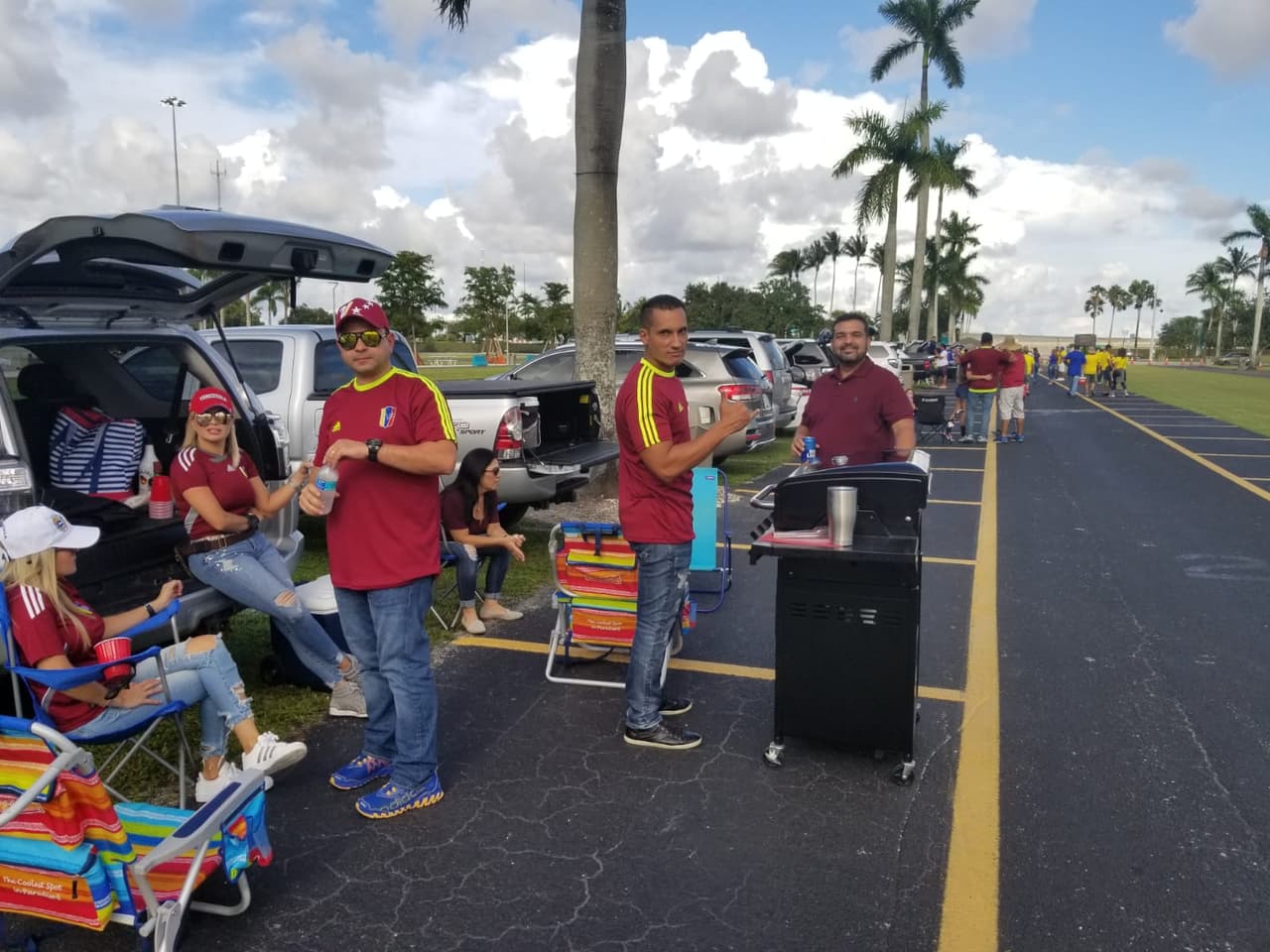 Los venezolanos también compartieron su asado en el parqueadero del estadio.