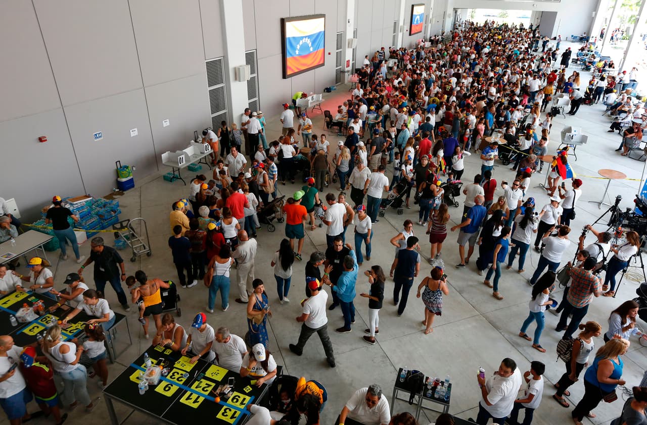 En EEUU la población venezolana viene creciendo de forma sostenida en los últimos años. En 2010, la Organización Internacional para las Migraciones contabilizó cerca de 180,000 venezolanos en ese país y en 2016 son 300,000 registrados. En la fotografía, miles de venezolanos residentes de Miami, Florida, asistieron a votar en un referendum contra la convocatoria de una Asamblea Nacional Constituyente promovida por el gobierno, el 16 de julio de 2017.