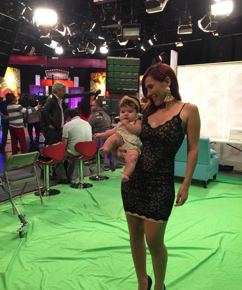 Vela es una mujer “echada pa’ lante”, como dicen en Colombia. Su hija Julieta la acompaña a todos lados.