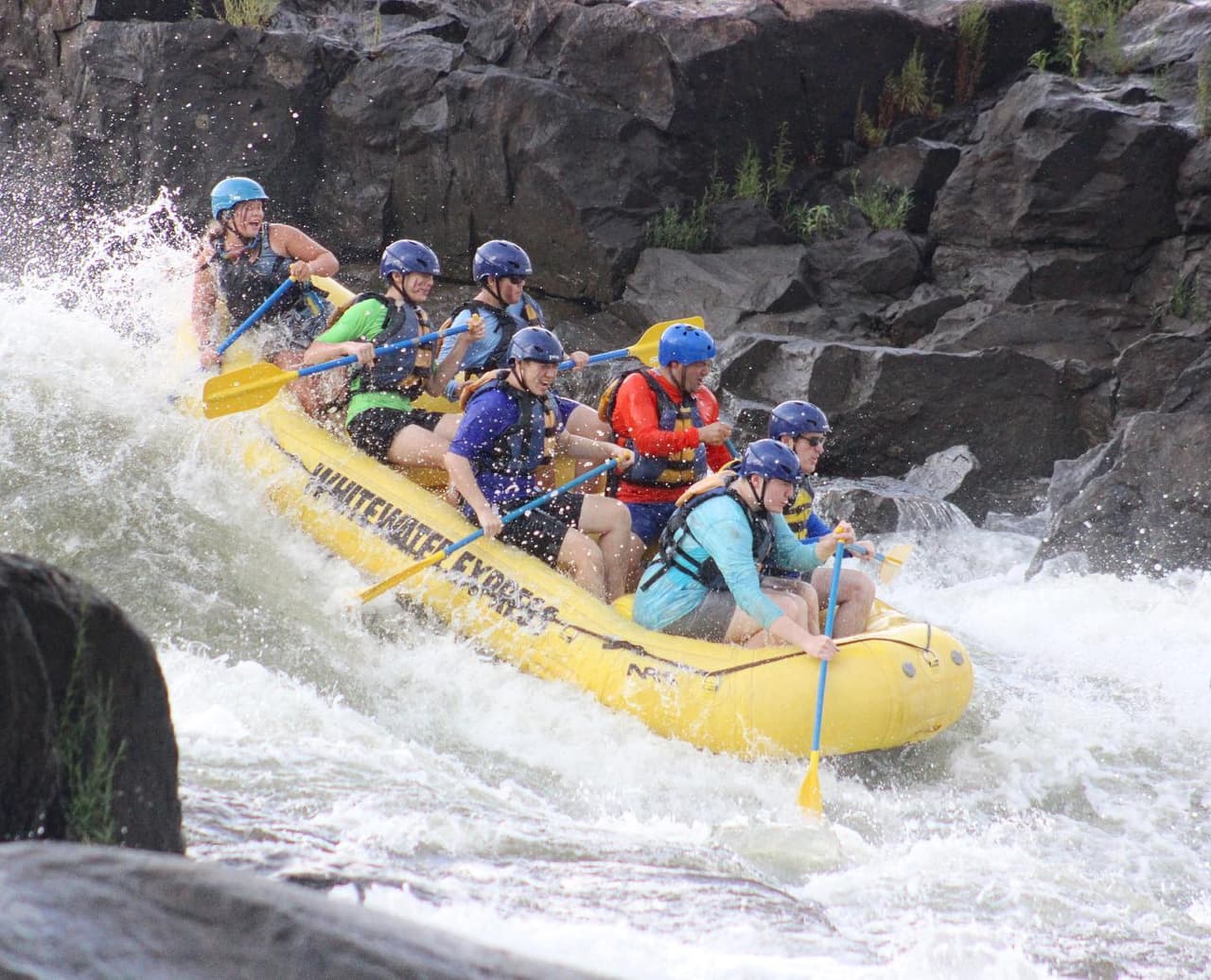 <b><a href="https://chattahoochee.whitewaterexpress.com/">Whitewater Express</a></b>. El RushSouth Whitewater Park en el río Chattahoochee es el rafting urbano en rápidos más largo del mundo. También renta bicicletas para pasear por el riverwalk de Columbus, paddleboards, kayaks, inflables y más.
<br>
<br>
<b><a href="https://g.page/WhitewaterExpressChattahoochee?share">Cómo llegar</a></b>