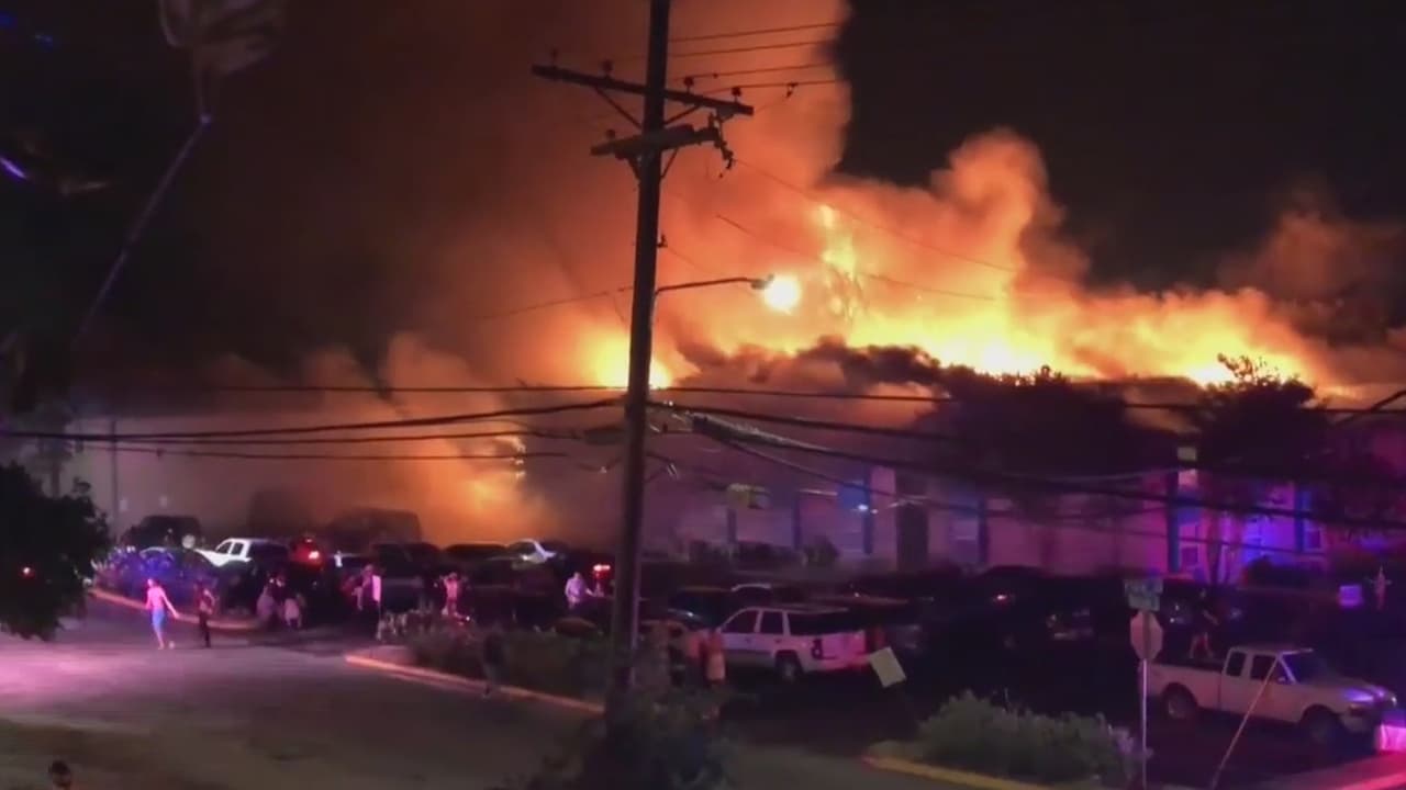 Descubren cinco cadáveres entre los escombros calcinados de una residencia estudiantil en Texas