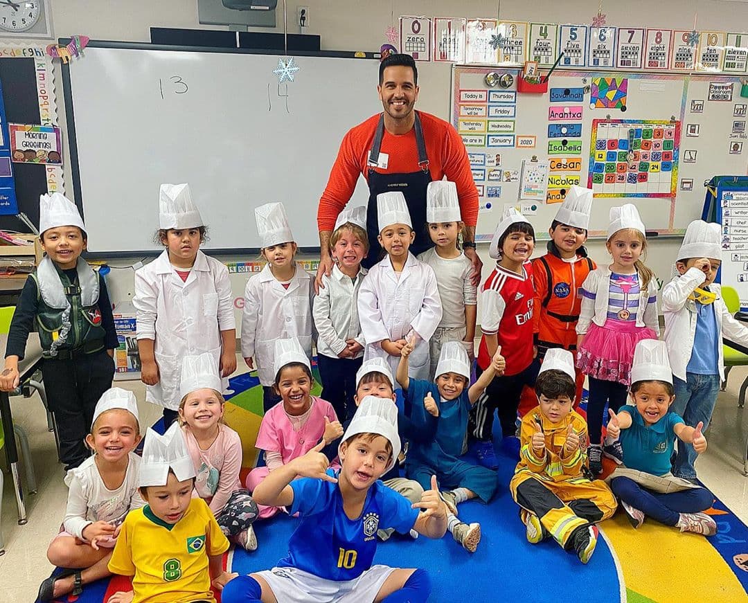 Mientras Francisca armaba la fiesta de viernes, el Chef Yisus asistió a un colegio para impartir una divertida clase de cocina para niños.