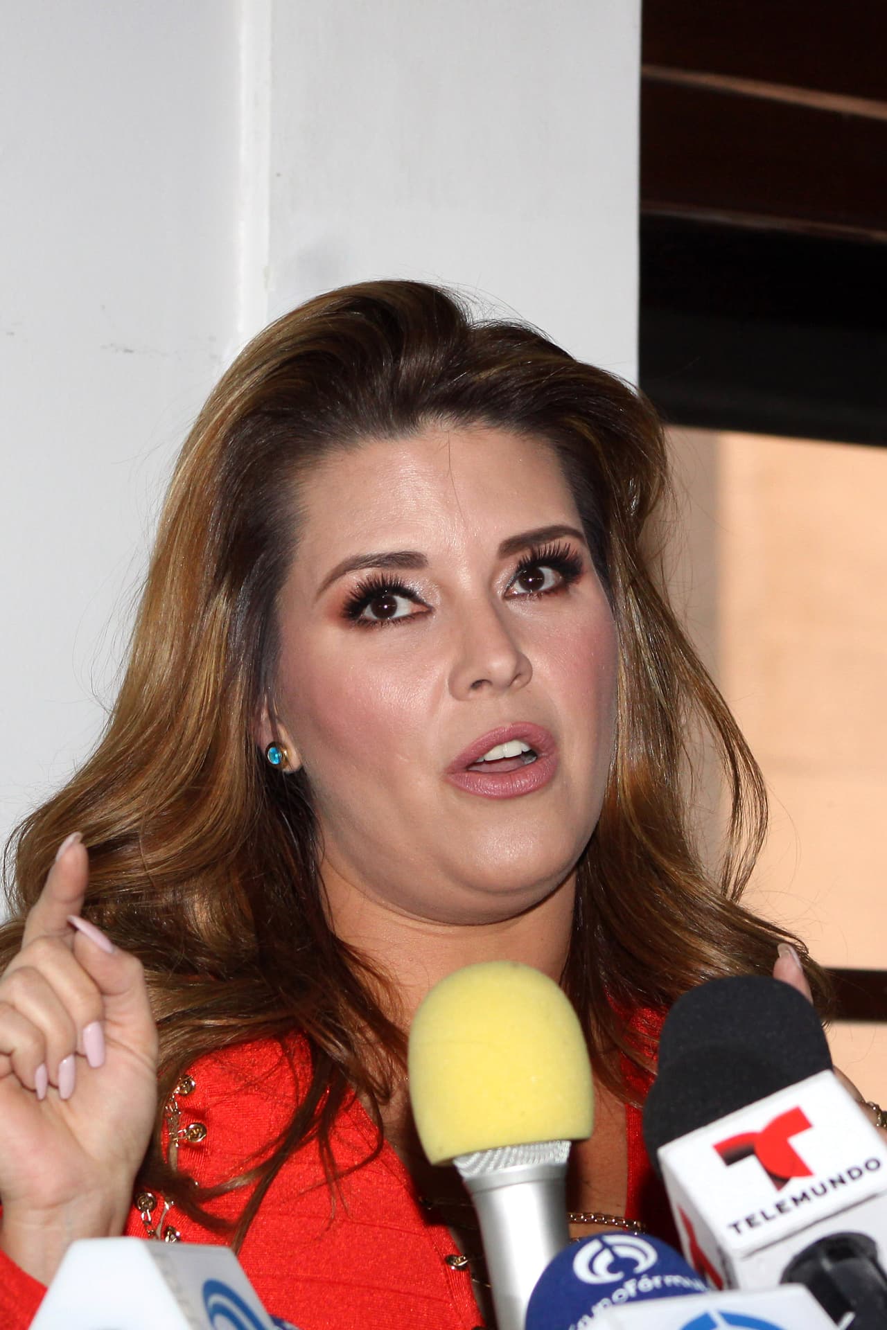 Acerca de los detalles que le cautivaron de él, Machado dijo que eran "la manera de comportarse, (enviaba) flores, o te invitaba a las nueve de la noche a pasear en helicóptero". 
<br>
<br>