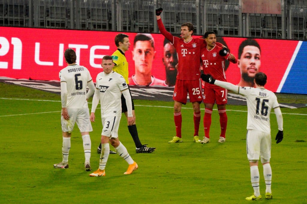 Bayern aprovechó la localía y goleó 4-1 al Hoffenheim. Los bávaros dominan la competencia con 45 unidades; Hoffenheim se quedó con 22.