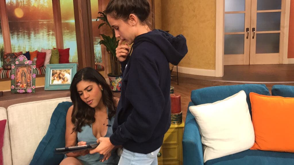 A Hannah le encanta la producción y se divirtió aprendiendo mucho esta mañana.