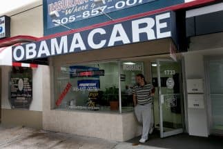 Le dan dos años más a seguros que no cumplan los requisitos del “Obamacare”