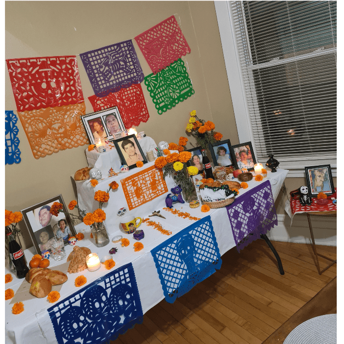 "Recordando mis ancestros desde mi vis abuelita, abuelos, una pequeña angelita, tios, y mi mascota Lucky. Como cada año los recibimos con cariño. Siempre en nuestros corazones".