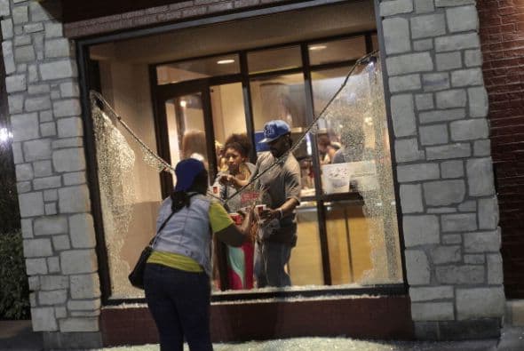 La muerte del joven en un caso de aparente violencia policial con tintes racistas ha desatado una ola de protestas con disturbios y saqueos.