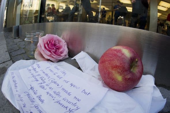 Miles de fanáticos en todo el mundo hicieron de las tiendas Apple un santuario para recordar el legado que dejó el visionario Steve Jobs.